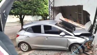 Carro invade calçada e atinge empresa no centro de Sinop