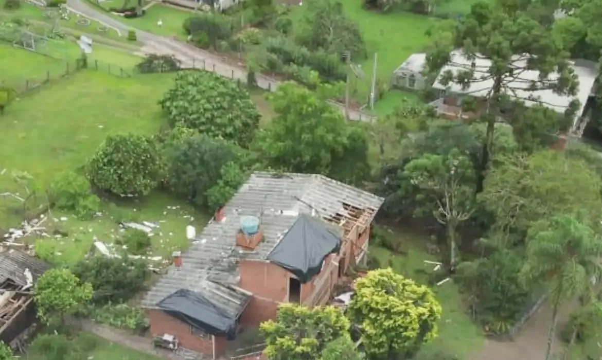 Tornado causa estragos em Farroupilha sem feridos
