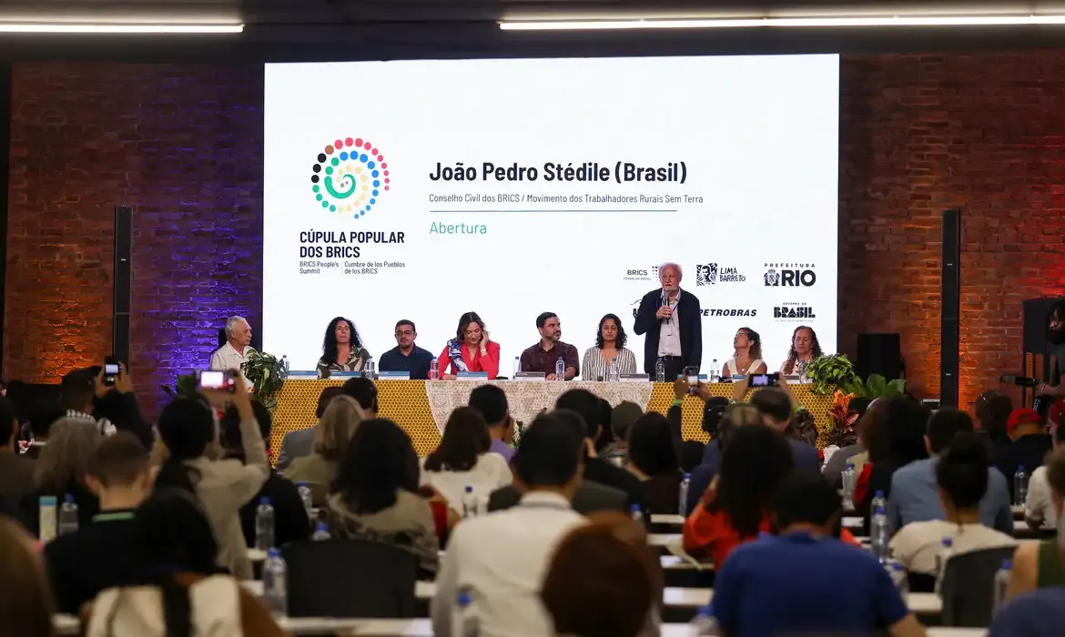 Brics reúne movimentos sociais em cúpula popular no Rio