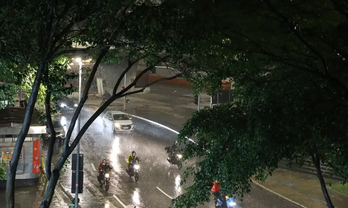 Temporal derruba muro em franca e deixa um morto