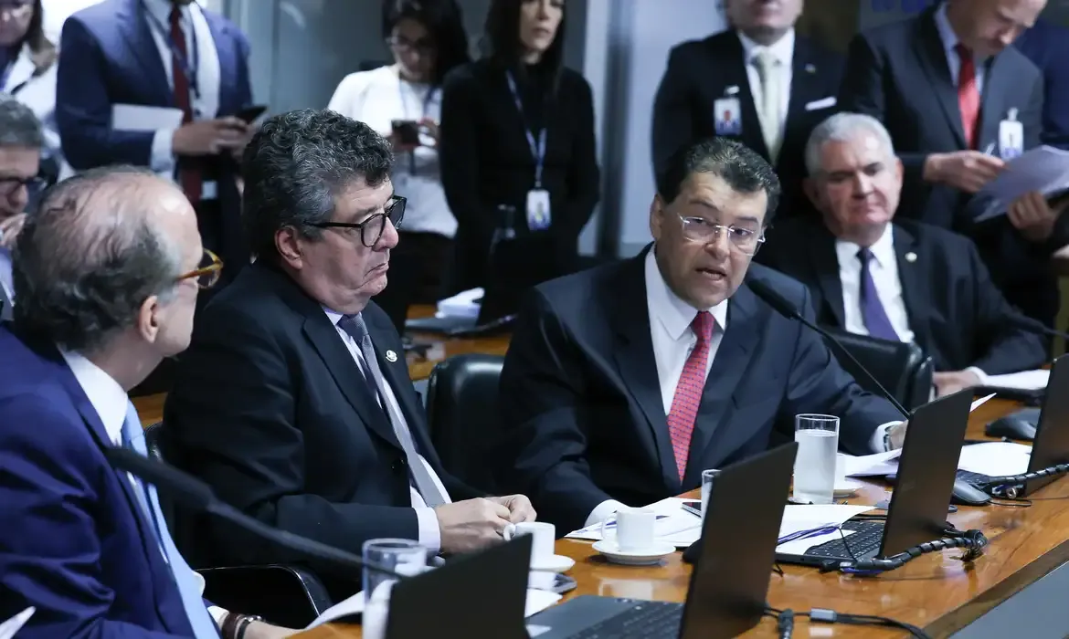 Senado aprova aumento da taxação de fintechs e bets