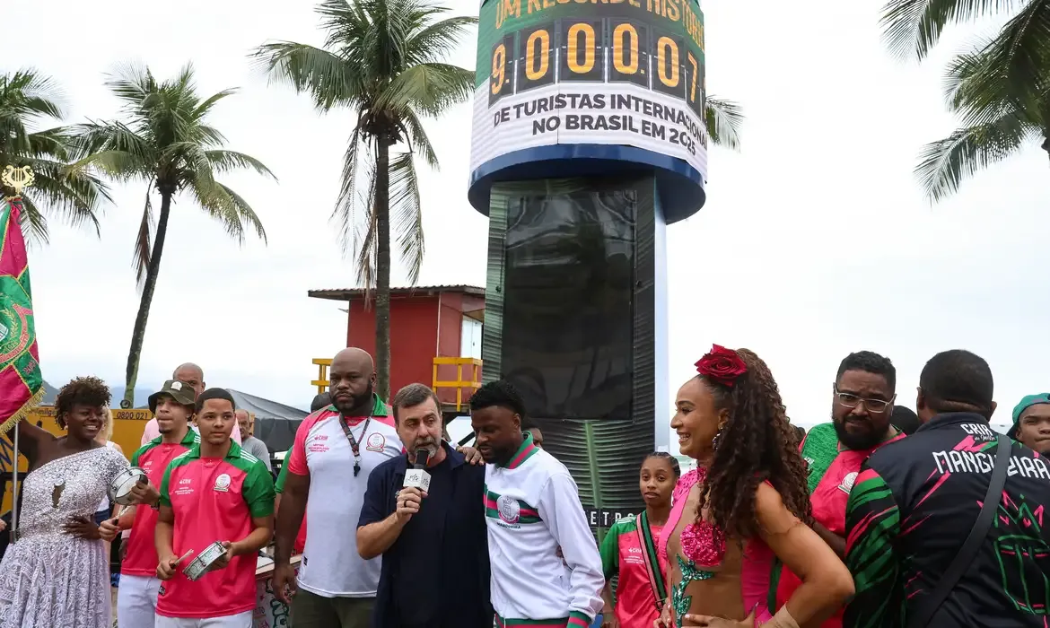 Turismo internacional leva Brasil a recorde histórico em 2025