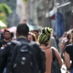 Desigualdade salarial persiste entre trabalhadores brancos e negros, aponta IBGE