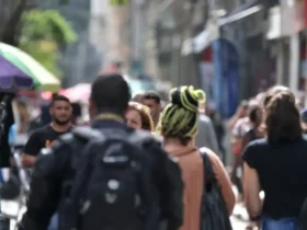 Desigualdade salarial persiste entre trabalhadores brancos e negros, aponta IBGE