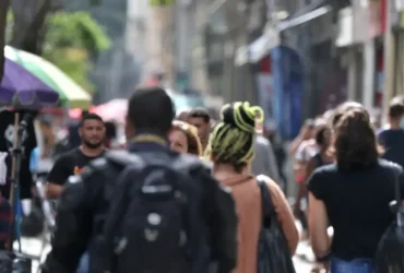 Desigualdade salarial persiste entre trabalhadores brancos e negros, aponta IBGE