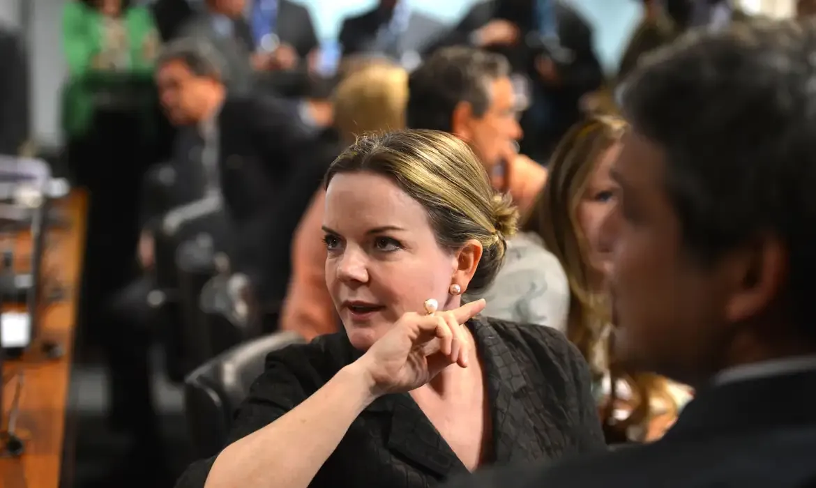 Gleisi atribui à Selic o avanço da dívida pública