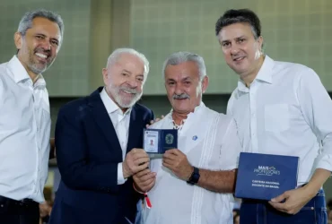 Lula entrega carteira nacional docente a professores no Ceará