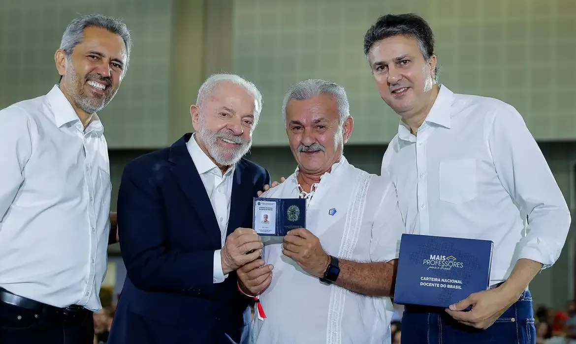 Lula entrega carteira nacional docente a professores no Ceará