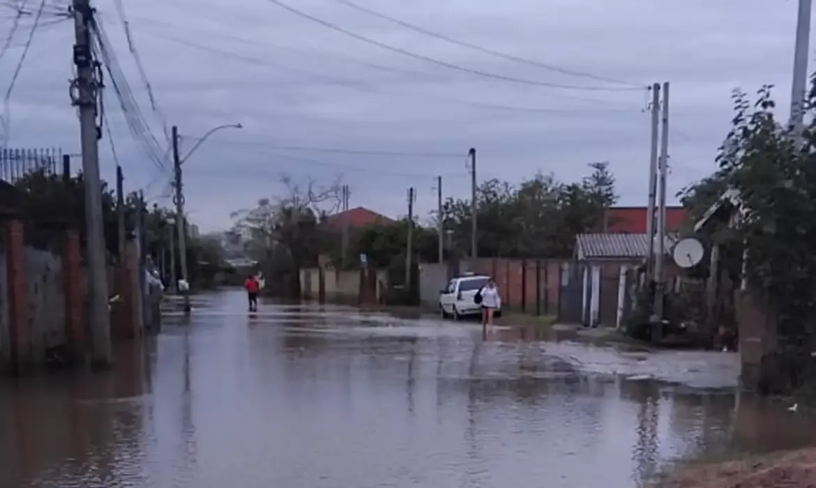 Tempestade de grande perigo mobiliza alerta do Inmet na Região Sul