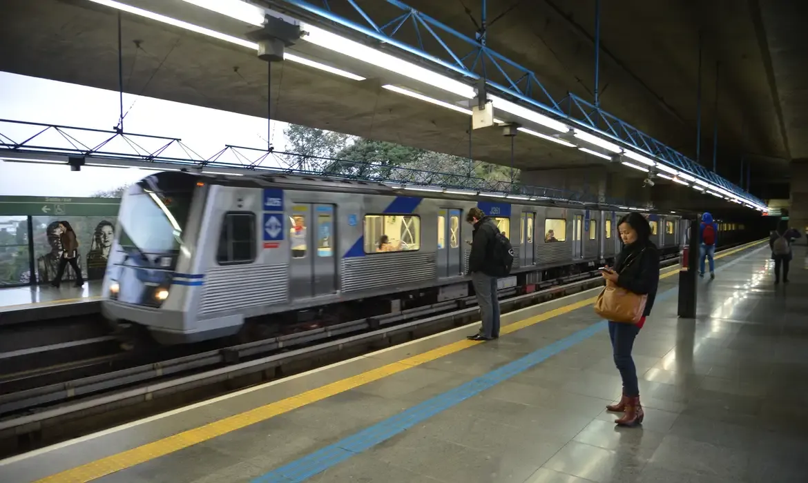 Metrô de São Paulo inicia operação 24 horas aos sábados