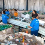 Plásticos não recicláveis geram perdas e sobrecarga a catadores no rio