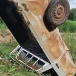 Vítima estava amarrada dentro da Hilux quando o veículo saiu da pista e capotou; crime ocorreu em propriedade rural de Terra Nova do Norte