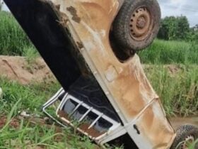Vítima estava amarrada dentro da Hilux quando o veículo saiu da pista e capotou; crime ocorreu em propriedade rural de Terra Nova do Norte
