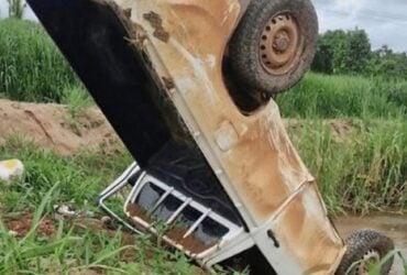 Vítima estava amarrada dentro da Hilux quando o veículo saiu da pista e capotou; crime ocorreu em propriedade rural de Terra Nova do Norte