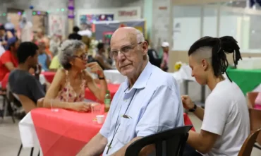 Padre júlio lancelotti promove almoço de natal para população de rua em são paulo