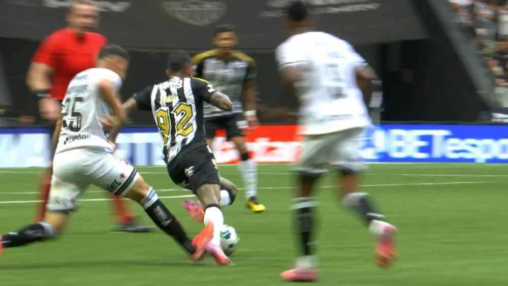 Nova análise confirma que lance do volante vascaíno configurou uso de força excessiva