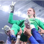 Carregado por companheiros, Safonov faz provocação a Rossi, do Flamengo