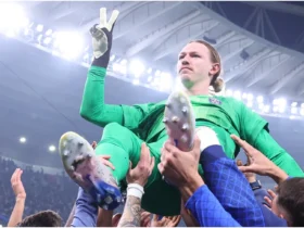 Carregado por companheiros, Safonov faz provocação a Rossi, do Flamengo