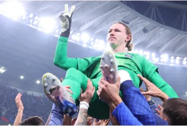 Carregado por companheiros, Safonov faz provocação a Rossi, do Flamengo