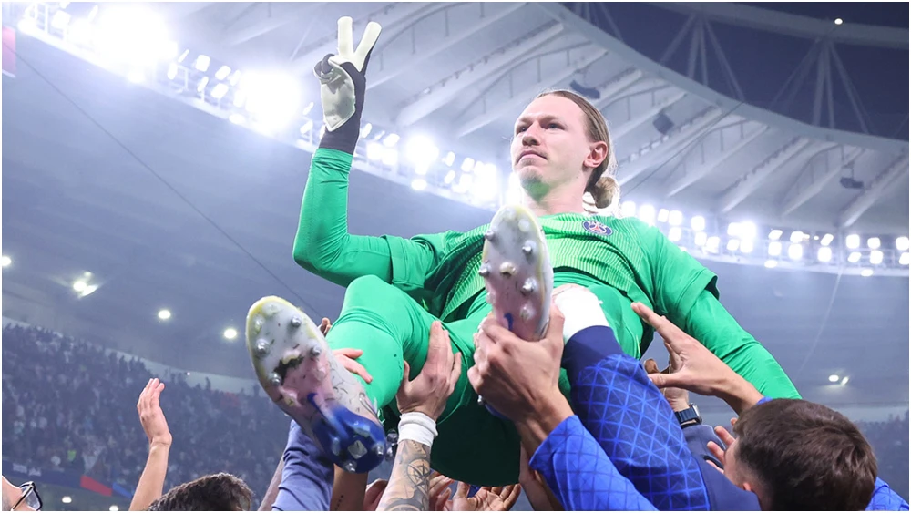 Carregado por companheiros, Safonov faz provocação a Rossi, do Flamengo