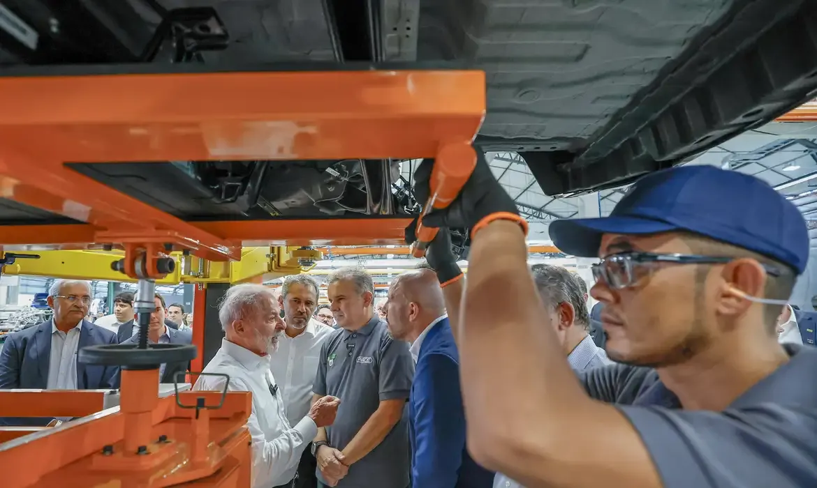 Pobreza recua com inflação menor e salários maiores