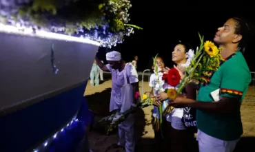 Iemanjá reúne fiéis em culto da umbanda na véspera do réveillon no rio