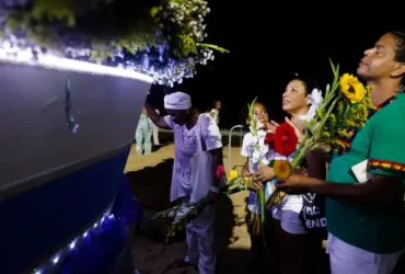 Iemanjá reúne fiéis em culto da umbanda na véspera do réveillon no rio