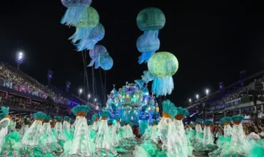 Carnaval tem desfiles das escolas de samba reconhecidos como patrimônio cultural do rj