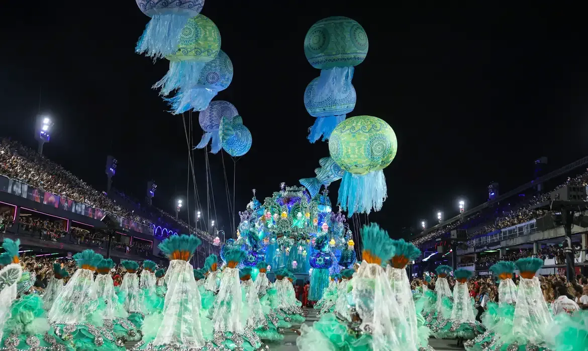 Carnaval tem desfiles das escolas de samba reconhecidos como patrimônio cultural do rj