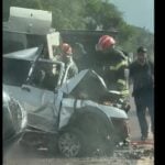 Fiat Uno ficou completamente destruído após bater de frente com uma Ford Ranger; motorista da caminhonete foi socorrido consciente, e Polícia Civil investigará as causas do acidente