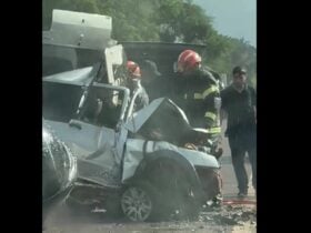 Fiat Uno ficou completamente destruído após bater de frente com uma Ford Ranger; motorista da caminhonete foi socorrido consciente, e Polícia Civil investigará as causas do acidente