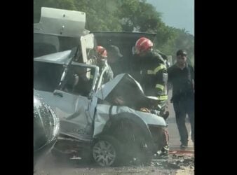 Fiat Uno ficou completamente destruído após bater de frente com uma Ford Ranger; motorista da caminhonete foi socorrido consciente, e Polícia Civil investigará as causas do acidente