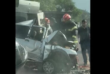 Fiat Uno ficou completamente destruído após bater de frente com uma Ford Ranger; motorista da caminhonete foi socorrido consciente, e Polícia Civil investigará as causas do acidente