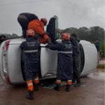 Três ocupantes ficaram feridos levemente; um homem ficou preso no veículo e foi resgatado pelo Corpo de Bombeiros