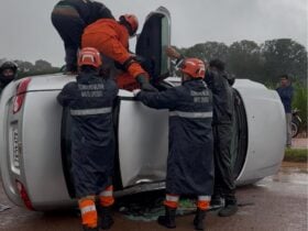 Três ocupantes ficaram feridos levemente; um homem ficou preso no veículo e foi resgatado pelo Corpo de Bombeiros