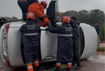 Três ocupantes ficaram feridos levemente; um homem ficou preso no veículo e foi resgatado pelo Corpo de Bombeiros