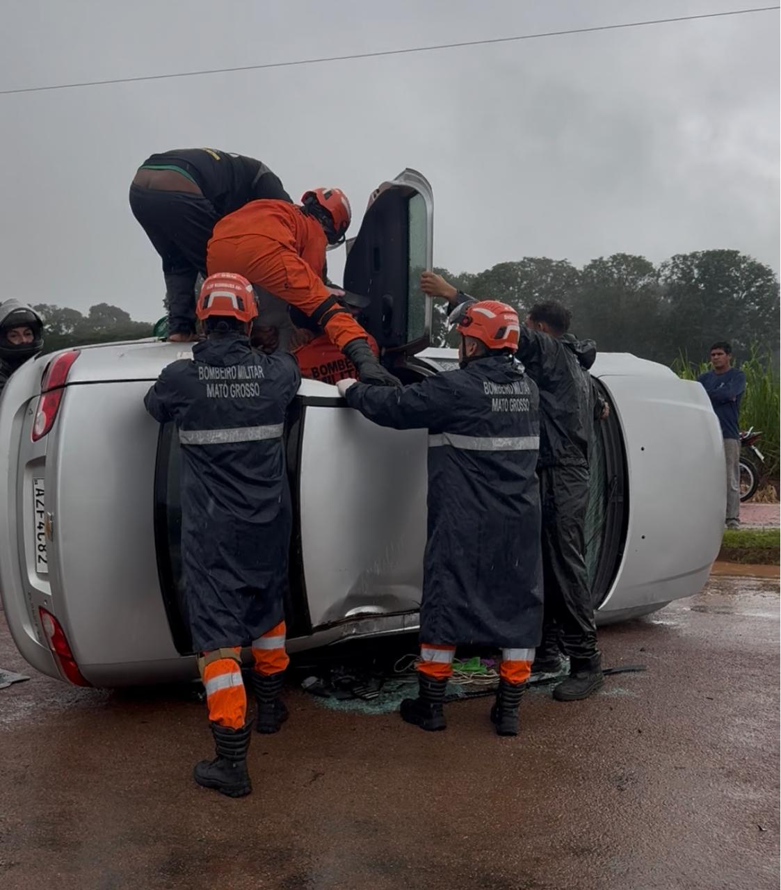 Três ocupantes ficaram feridos levemente; um homem ficou preso no veículo e foi resgatado pelo Corpo de Bombeiros