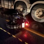 Durante a tentativa, ele perdeu o controle do veículo, deslizou para o acostamento e acabou sendo arremessado para a pista contrária.