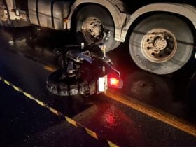 Durante a tentativa, ele perdeu o controle do veículo, deslizou para o acostamento e acabou sendo arremessado para a pista contrária.