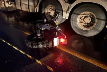 Durante a tentativa, ele perdeu o controle do veículo, deslizou para o acostamento e acabou sendo arremessado para a pista contrária.