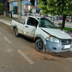 Veículo ocupava parte da via na madrugada deste sábado (20); Guarda Civil Municipal fez a retirada para garantir a segurança e liberar o tráfego