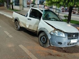 Veículo ocupava parte da via na madrugada deste sábado (20); Guarda Civil Municipal fez a retirada para garantir a segurança e liberar o tráfego