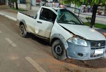 Veículo ocupava parte da via na madrugada deste sábado (20); Guarda Civil Municipal fez a retirada para garantir a segurança e liberar o tráfego