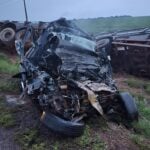 Acidente ocorreu na noite de sábado (13); vítima ficou presa às ferragens e morreu no local