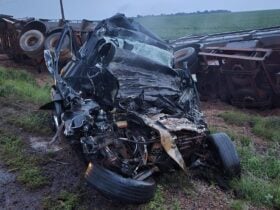 Acidente ocorreu na noite de sábado (13); vítima ficou presa às ferragens e morreu no local