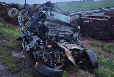 Acidente ocorreu na noite de sábado (13); vítima ficou presa às ferragens e morreu no local