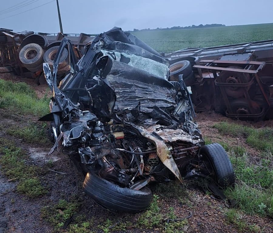Acidente ocorreu na noite de sábado (13); vítima ficou presa às ferragens e morreu no local
