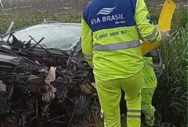 Colisão frontal entre dois Fiat Fastback deixa casal de idosos em estado grave na BR-163