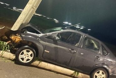 Veículo foi encontrado abandonado pela Polícia Militar no bairro Mont Serrat; proprietário confirmou que dirigia no momento da colisão