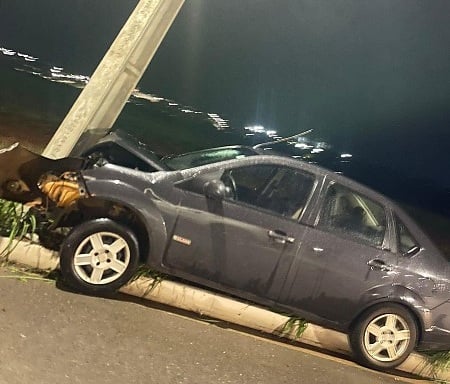 Veículo foi encontrado abandonado pela Polícia Militar no bairro Mont Serrat; proprietário confirmou que dirigia no momento da colisão